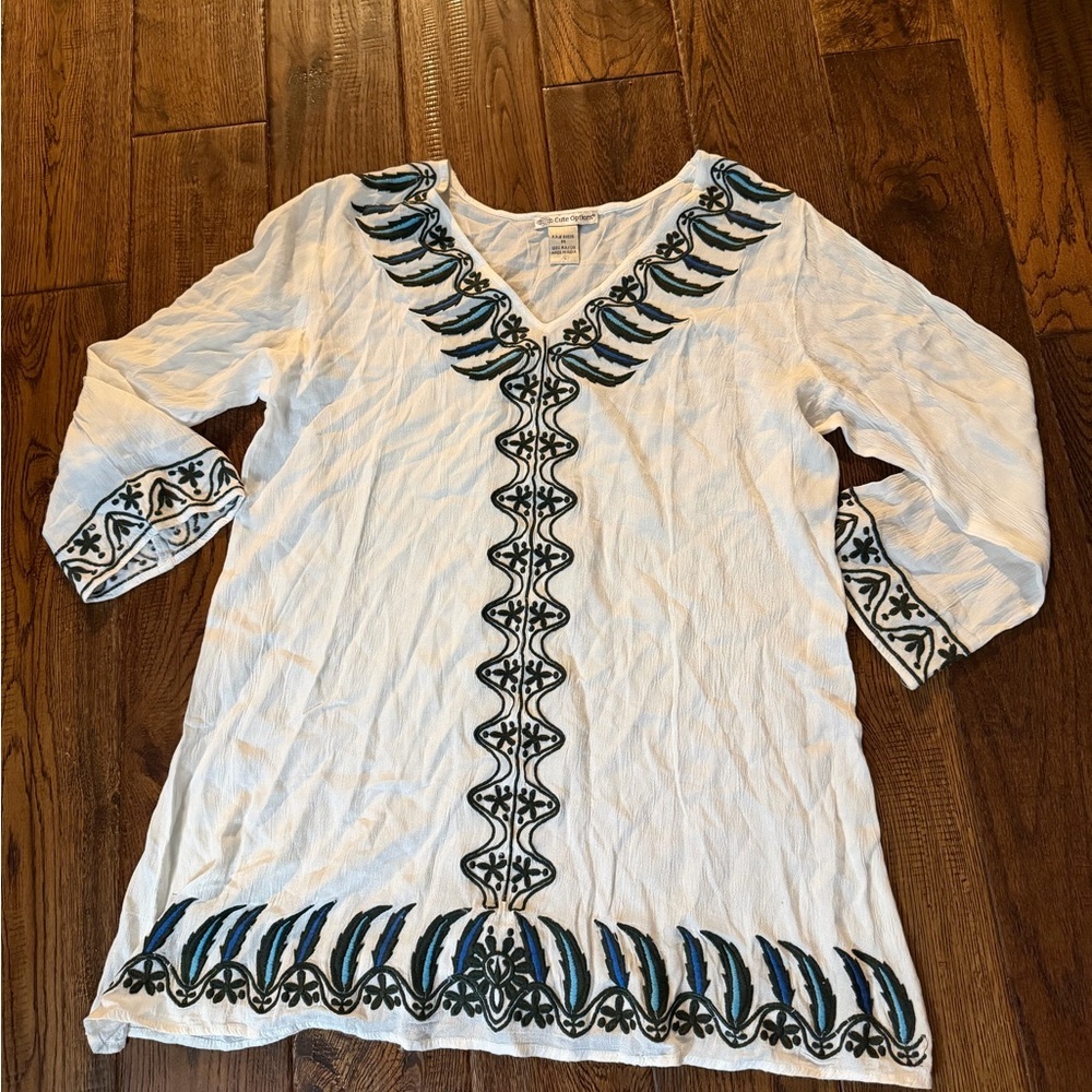 CUTE OPTIONS Embroidered White and Blue Women's Top Size M